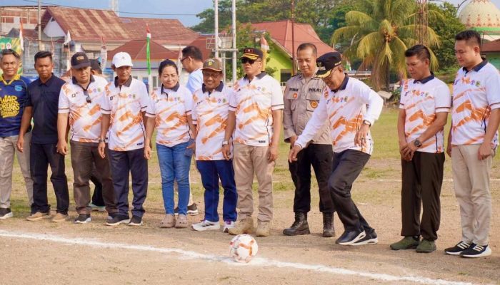 Wabup Djira Buka Turnamen Sepak Bola Bupati Cup Dalam Rangka HUT Ke-13 Morut