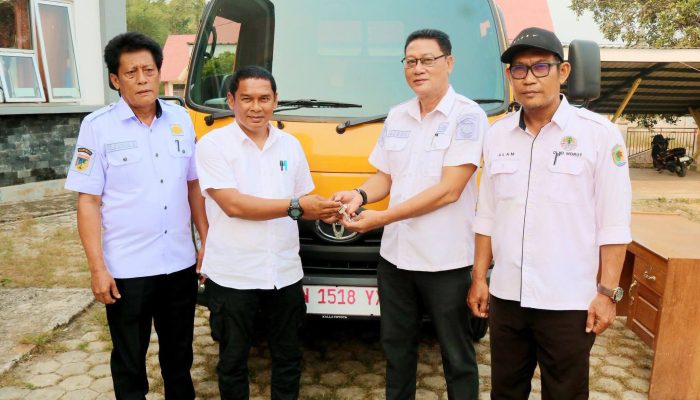 Pemda Morut Serahkan 2 Unit Truk Sampah Kepada Pemerintah Kecamatan Lembo Hasil CSR Bank Sulteng Tahun 2026
