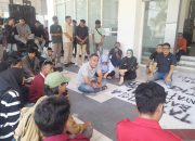 Duduk Melantai Tanpa Sekat, Ketua DPRD Banggai Tampung Aspirasi Mahasiswa Dari Karhutla Hingga Parkir RSUD