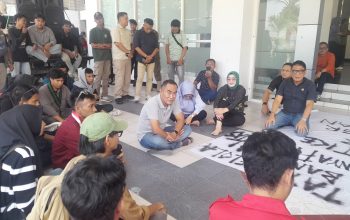 Duduk Melantai Tanpa Sekat, Ketua DPRD Banggai Tampung Aspirasi Mahasiswa Dari Karhutla Hingga Parkir RSUD