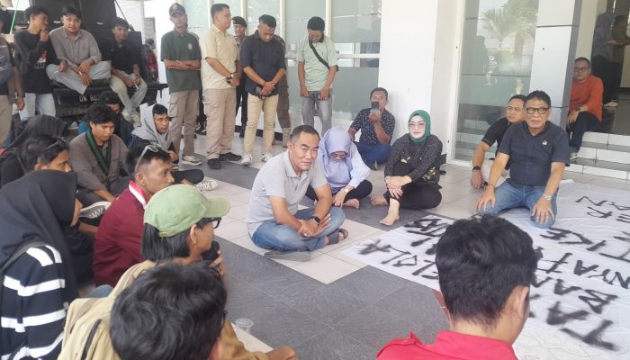 Duduk Melantai Tanpa Sekat, Ketua DPRD Banggai Tampung Aspirasi Mahasiswa Dari Karhutla Hingga Parkir RSUD