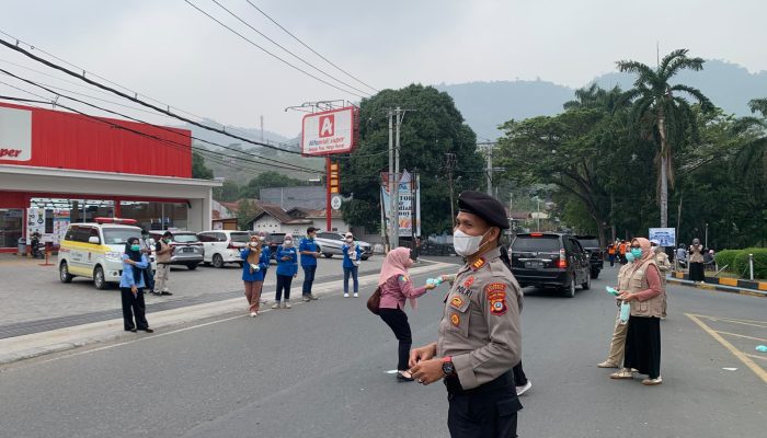 Polresta Banggai dan BPBD Bagikan 5 Ribu Masker Untuk Lindungi Warga Dari Kabut Asap