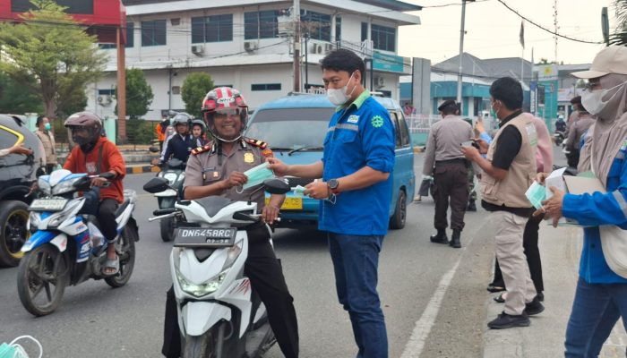 Cegah Dampak Asap Karhutla, PT PAU Bersama Pemkab Banggai Bagikan 3.000 Masker Gratis