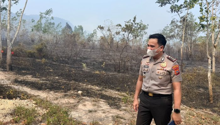 Kapolres Morowali Utara Turun Langsung Pantau Pemadaman Kebakaran Hutan di Desa Lemboroma