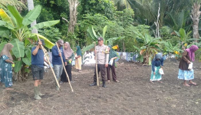 Dukung Ketahanan Pangan dan Cegah Karhutlah, Polsek Balantak Sambangi Petani Jagung