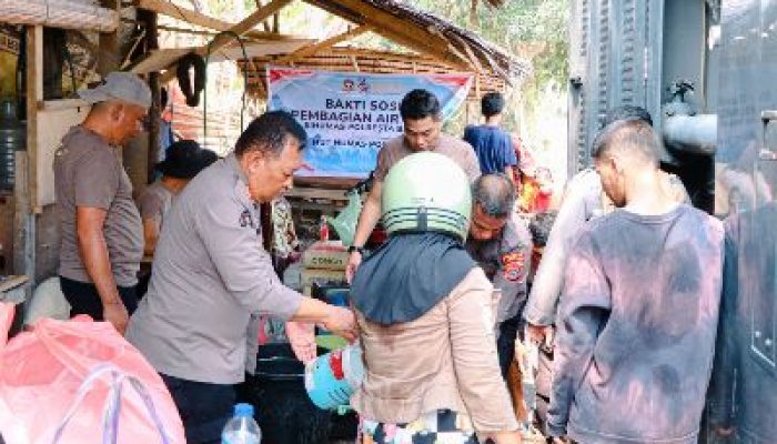 Sambut HUT ke-75 Humas Polri, Polresta Banggai Salurkan 12.000 Liter Air Bersih Untuk Warga Boyou