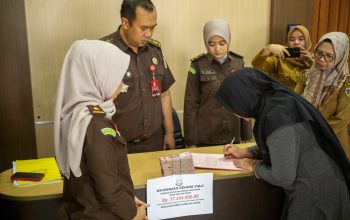 Kawal Pemulihan Korban, Kejari Palu dan DP3A Sulteng Serahkan Uang Restitusi Rp77,4 Juta