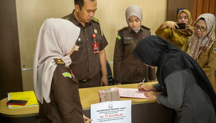 Kawal Pemulihan Korban, Kejari Palu dan DP3A Sulteng Serahkan Uang Restitusi Rp77,4 Juta